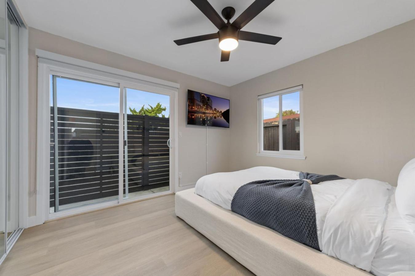 Holiday home 2br, 2b, Coffee Bar, Cozy Sectional, Rainfall Shower, Smart Tvs, Cozy Theme San Diego