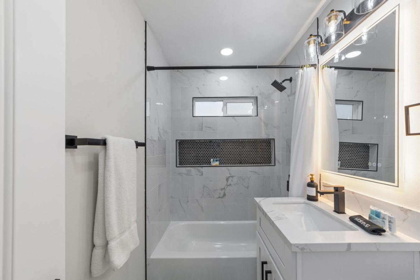 2br, 2b, Coffee Bar, Cozy Sectional, Rainfall Shower, Smart Tvs, Cozy Theme Holiday home *