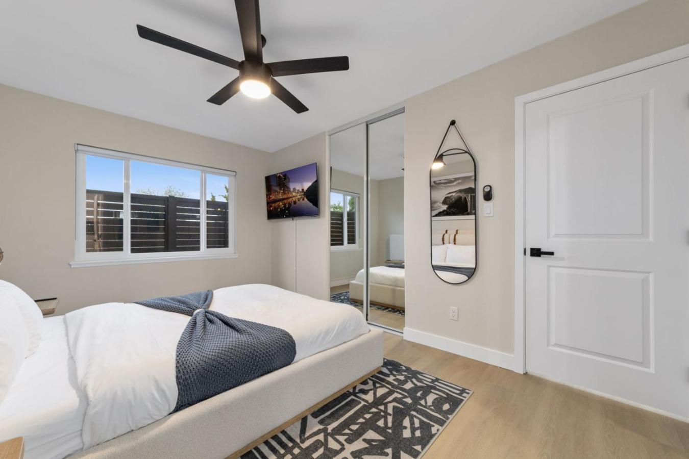 Holiday home 2br, 2b, Coffee Bar, Cozy Sectional, Rainfall Shower, Smart Tvs, Cozy Theme *