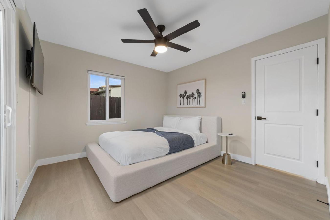 Holiday home 2br, 2b, Coffee Bar, Cozy Sectional, Rainfall Shower, Smart Tvs, Cozy Theme San Diego