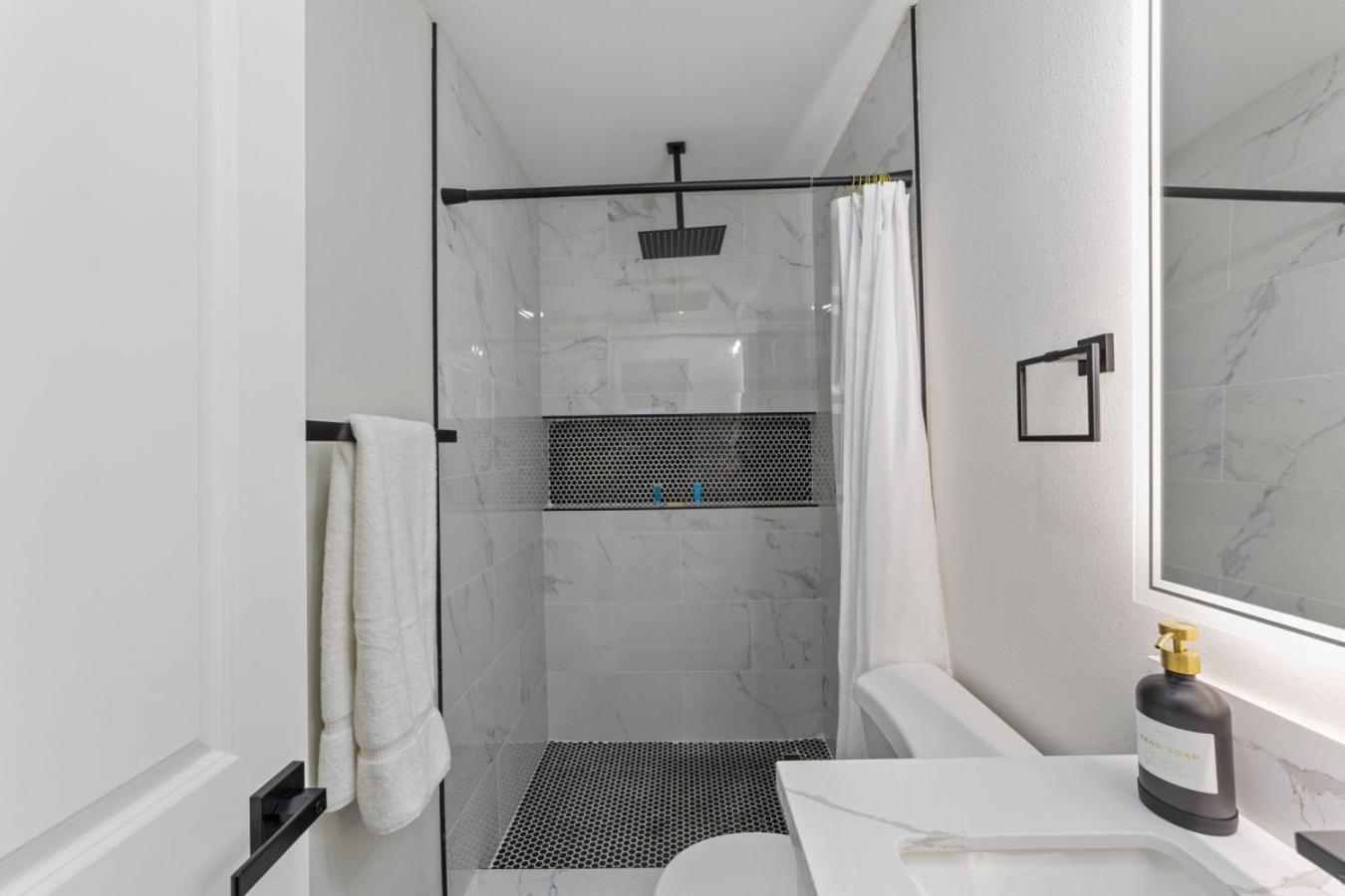 2br, 2b, Coffee Bar, Cozy Sectional, Rainfall Shower, Smart Tvs, Cozy Theme *