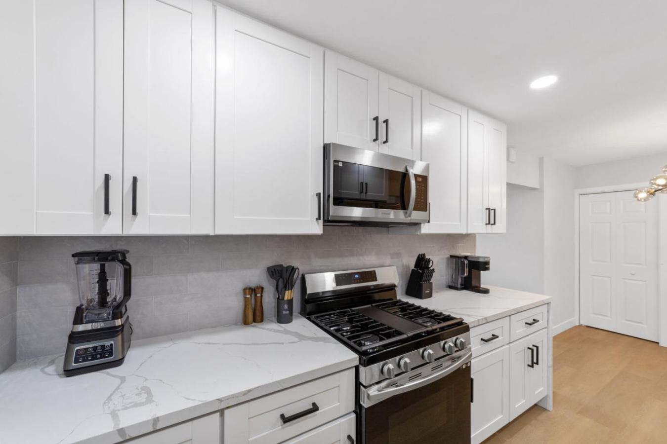 2br, 2b, Coffee Bar, Cozy Sectional, Rainfall Shower, Smart Tvs, Cozy Theme Holiday home *