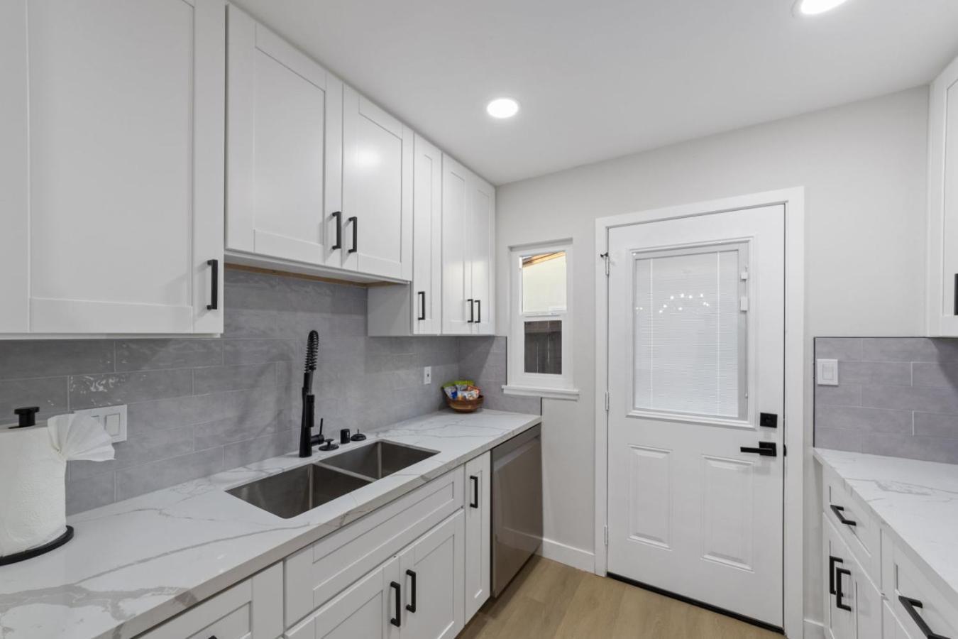 2br, 2b, Coffee Bar, Cozy Sectional, Rainfall Shower, Smart Tvs, Cozy Theme San Diego