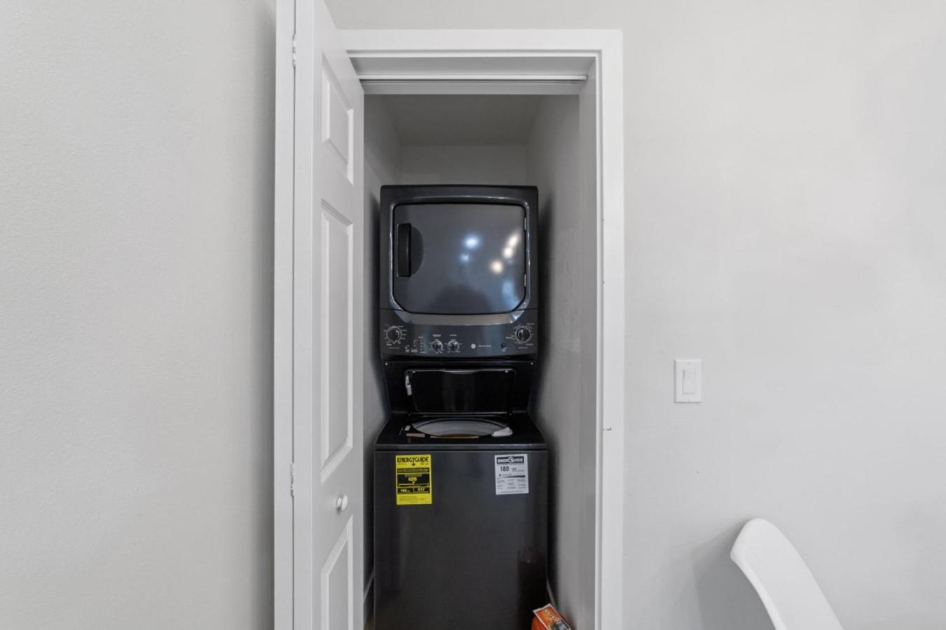 Holiday home 2br, 2b, Coffee Bar, Cozy Sectional, Rainfall Shower, Smart Tvs, Cozy Theme