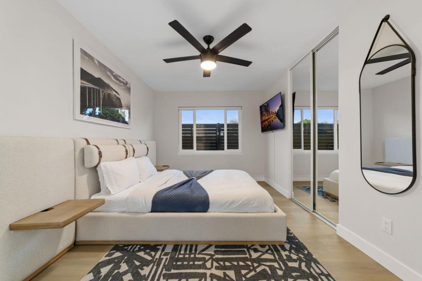 Holiday home 2br, 2b, Coffee Bar, Cozy Sectional, Rainfall Shower, Smart Tvs, Cozy Theme *