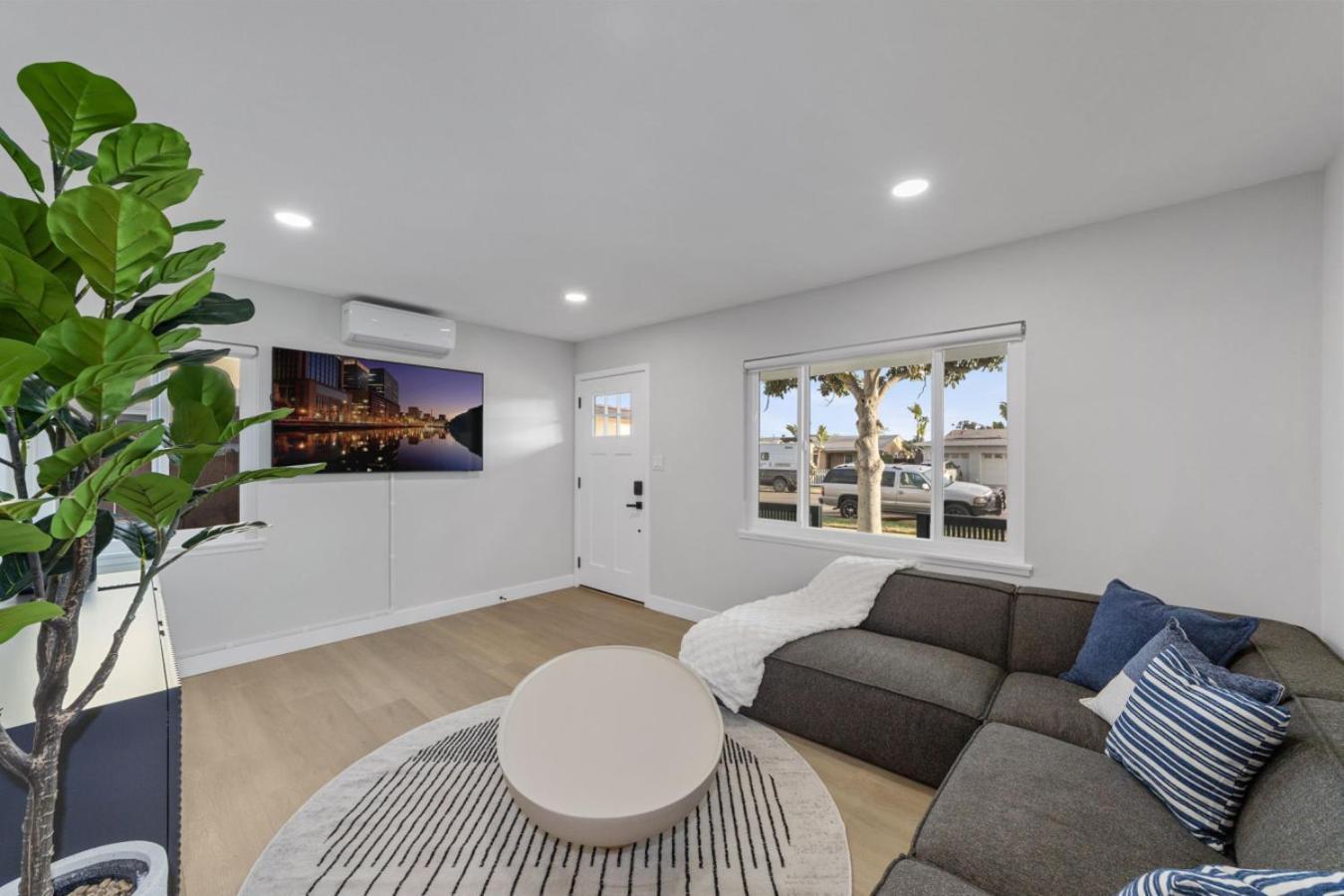 2br, 2b, Coffee Bar, Cozy Sectional, Rainfall Shower, Smart Tvs, Cozy Theme