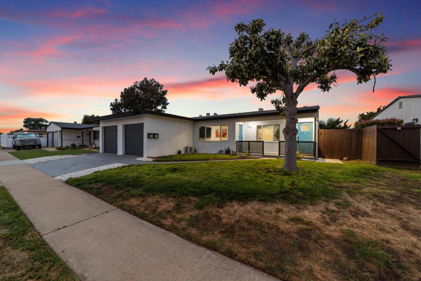 2br, 2b, Coffee Bar, Cozy Sectional, Rainfall Shower, Smart Tvs, Cozy Theme Holiday home *